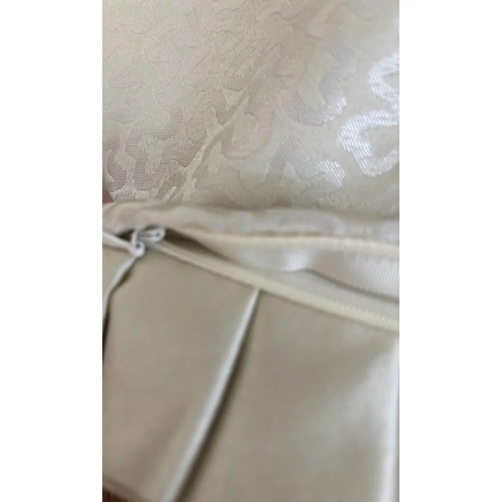 J.QUEEN Damask Quilted Shams Pair Standard Ivory Beige Reversible 30